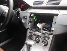 Prázdná šachta po původní originální navigaci Volkswagen s poškozenými konektory